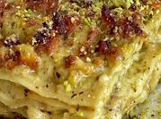 Una foto di lasagne con besciamella pistacchio