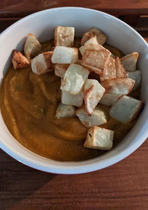 Una foto de Crema de arvejas amarillas y zapallo