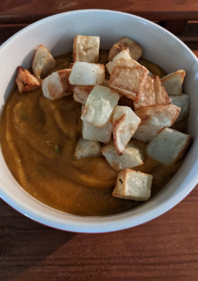 Una foto de Crema de arvejas amarillas y zapallo