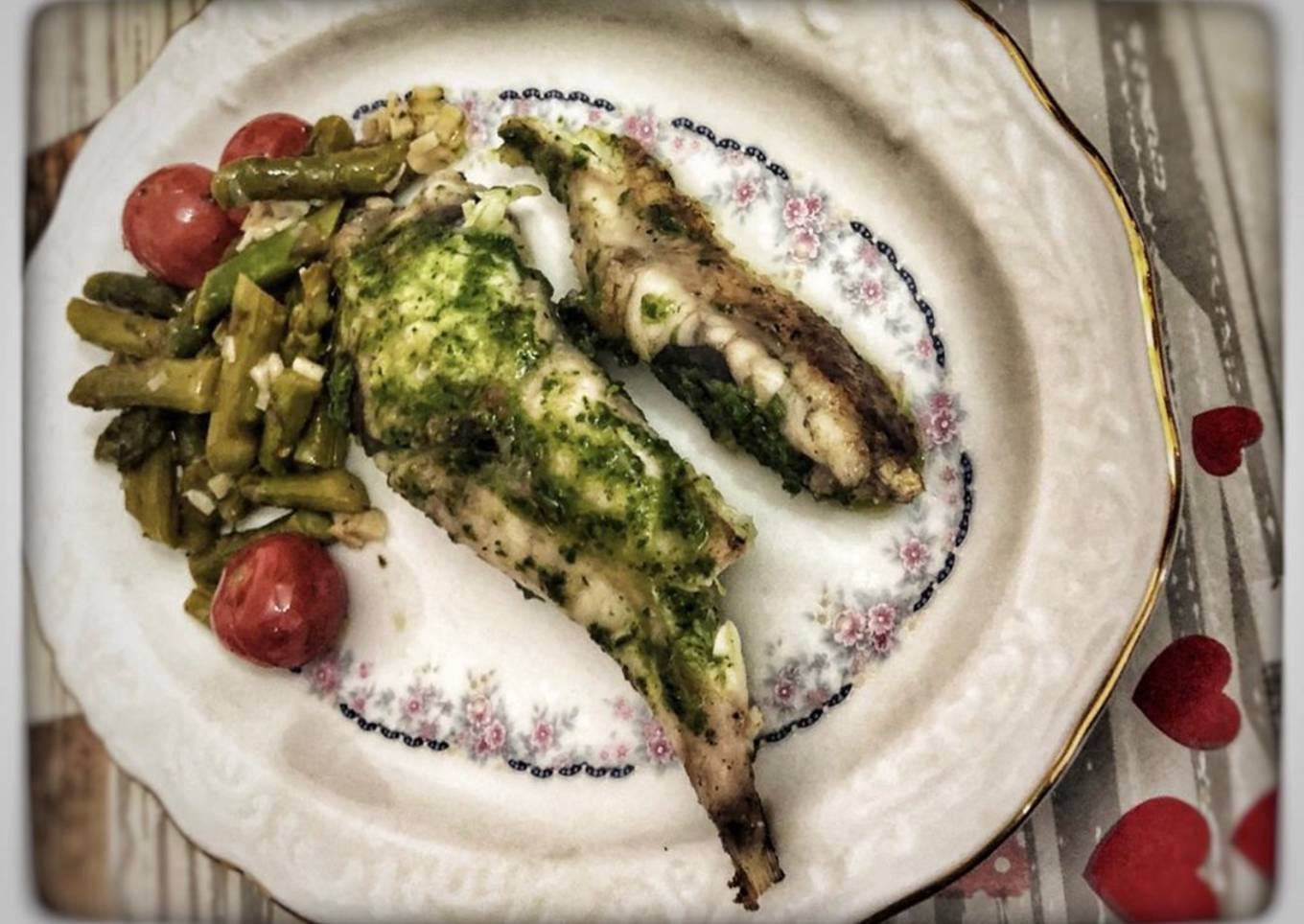 Rape a la plancha con guarnición de espárragos salteados y tomate cherry