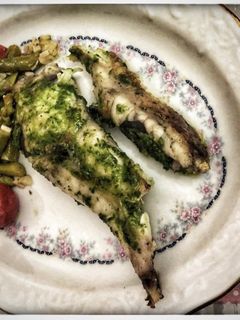Una foto de Rape a la plancha con guarnición de espárragos salteados y tomate cherry