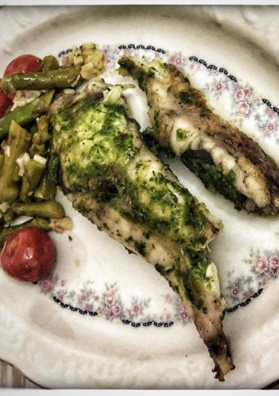 Una foto de Rape a la plancha con guarnición de espárragos salteados y tomate cherry