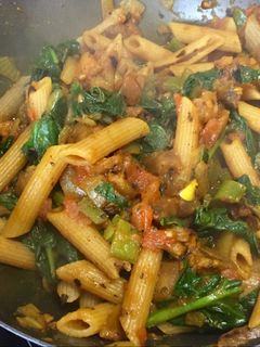 Una foto de Pasta integral con verduras