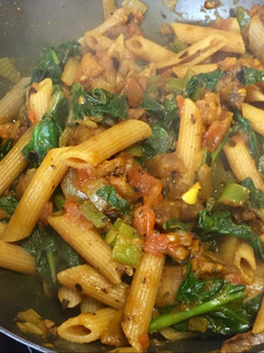 Una foto de Pasta integral con verduras