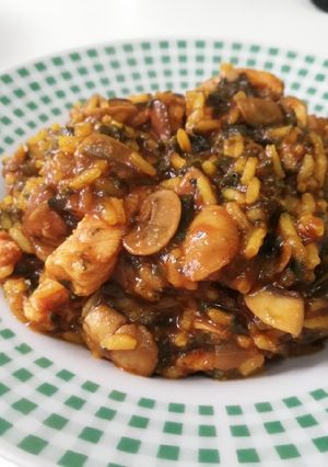 Una foto de Arroz meloso con Verduras y Pechuga de Pollo🍗🍄‍🟫