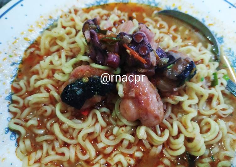 Cara Menyiapkan Mie Indomie Rebus Octopus/Baby gurita Sederhana