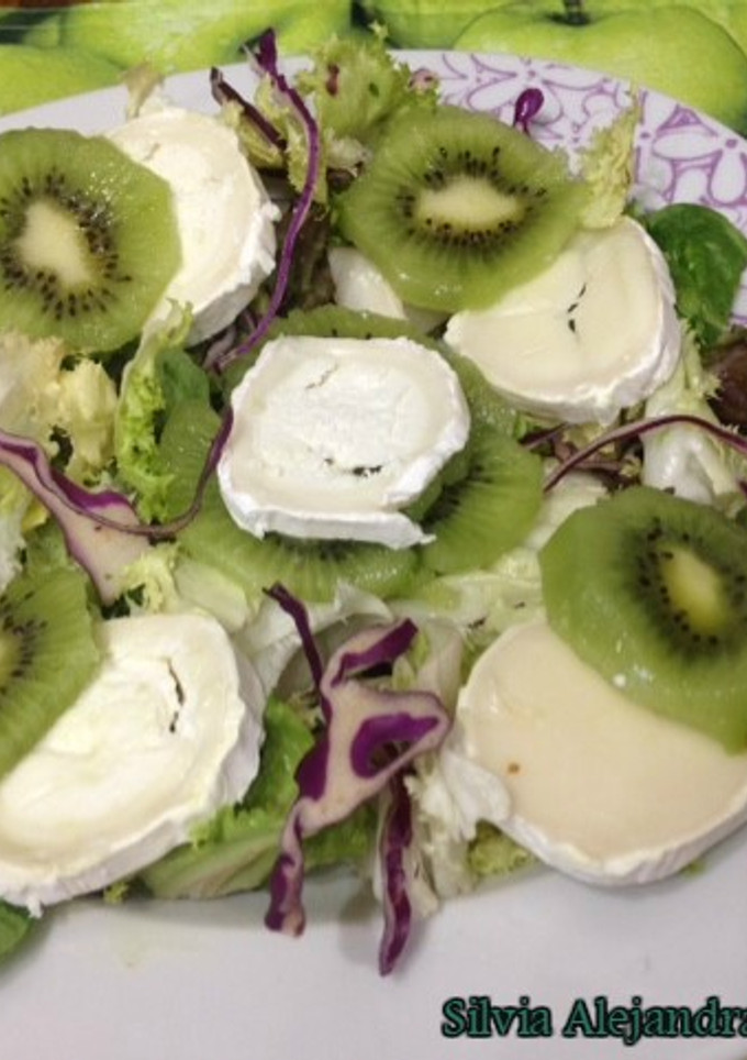 Una foto de Ensalada cabra y kiwi