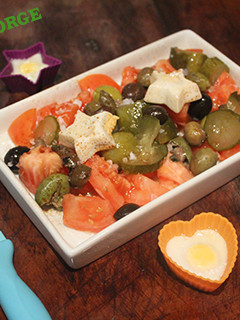 Una foto de Ensalada con estrellas de huevos de codorniz