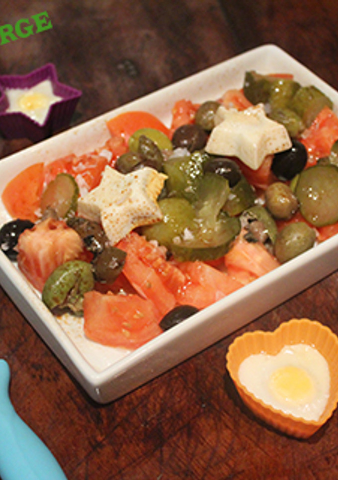 Una foto de Ensalada con estrellas de huevos de codorniz