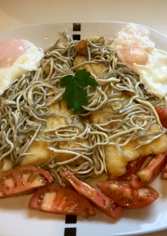 Una foto de Merluza con gulas