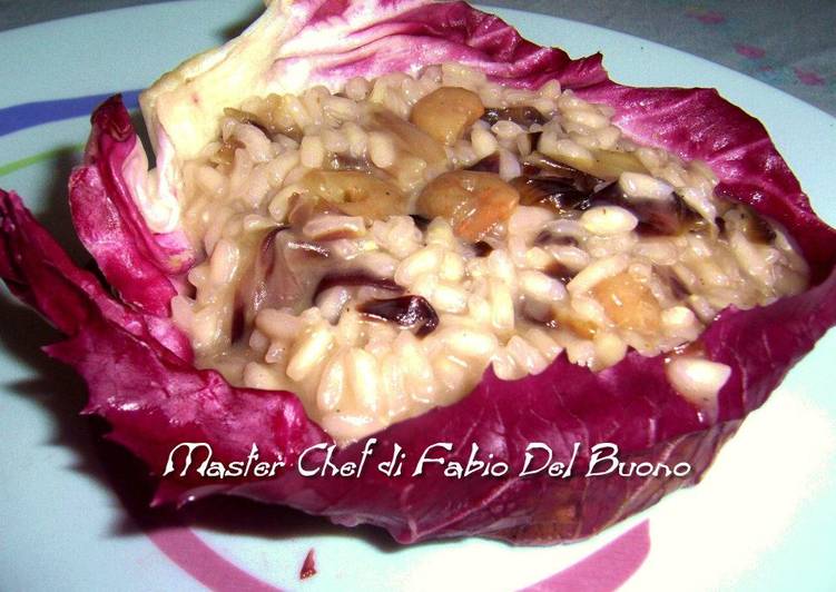 Recetta di Fatto in casa Risotto con Gamberetti e Radicchio servito su Foglia Radicchio