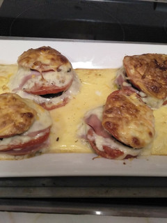 Una foto de Berenjenas con tomate, mozzarella y jamón york
