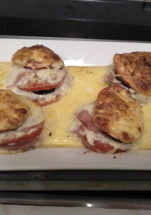 Una foto de Berenjenas con tomate, mozzarella y jamón york
