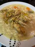 Sopa de pollo y verduras con sofrito