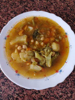 Una foto de Guiso de garbanzos y brócoli