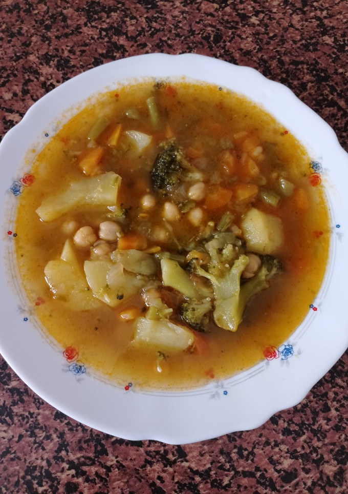 Una foto de Guiso de garbanzos y brócoli