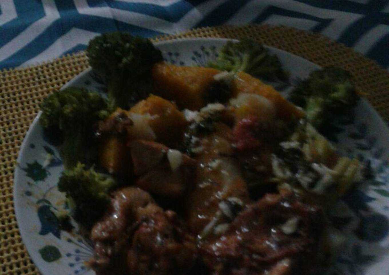 Yuca al mojo con pollo