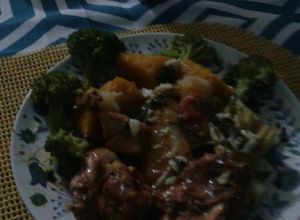 Una foto de Yuca al mojo con pollo