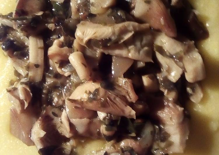 Polentina morbida al parmigiano, con funghi pioppini trifolati