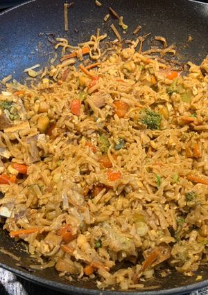 Une photo de Nouilles de riz sautées aux légumes et tofu fumé