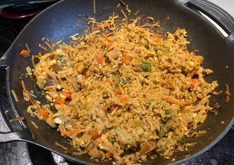 Comment Servir Nouilles de riz sautées aux légumes et tofu fumé