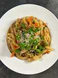Udon con maiale, carote, zucchine e cipollotto