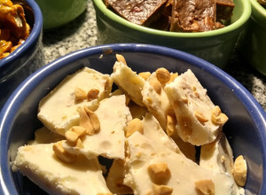 Una foto de Turrón N° 5: una delicia de chocolate blanco, maníes y coco