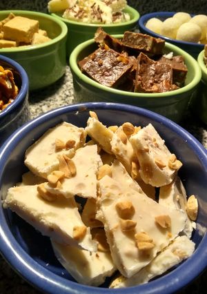 Una foto de Turrón N° 5: una delicia de chocolate blanco, maníes y coco