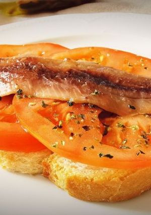 Una foto de Tosta de sardina (arengades) con tomate