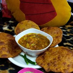 A picture of Rajasthani khasta aloo.