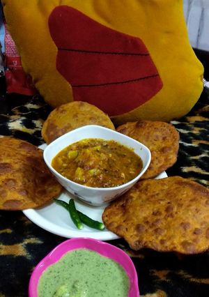 A picture of Rajasthani khasta aloo.