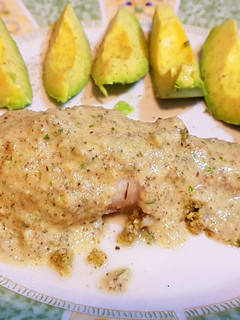 Una foto de Rape en papillote con salsa de nueces