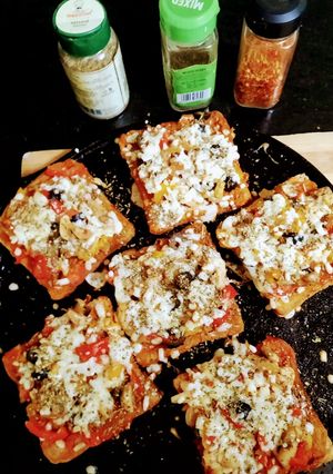 एक्झॉटिक व्हेज ब्रेड पिझ्झा (Exotic Bread Pizza Recipe In Marathi) रेसिपी चे मुख्य फोटो 