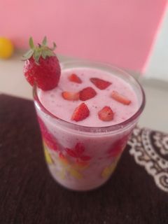 સ્ટ્રોબેરી મિલ્ક શેક (Strawberry Milk Shake Recipe in Gujarati) રેસીપી મુખ્ય ફોટો