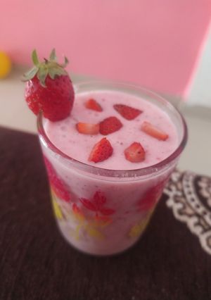 સ્ટ્રોબેરી મિલ્ક શેક (Strawberry Milk Shake Recipe in Gujarati) રેસીપી મુખ્ય ફોટો