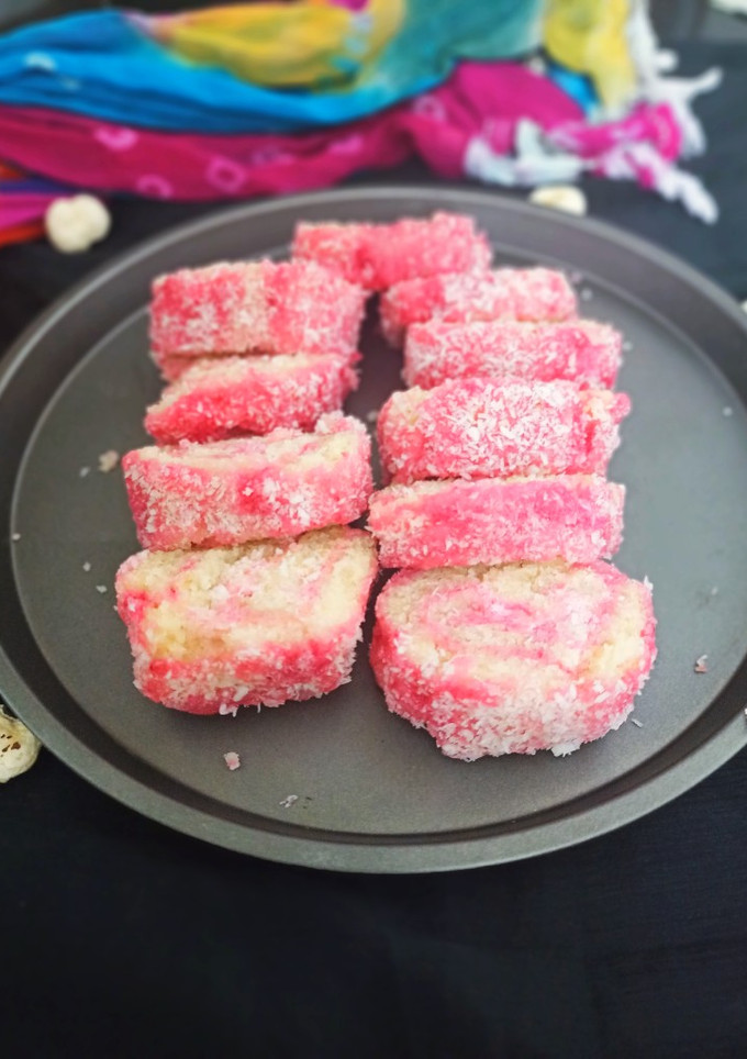 स्विस रोल (Swiss roll cake recipe in Hindi) रेसिपी मुख्य फोटो