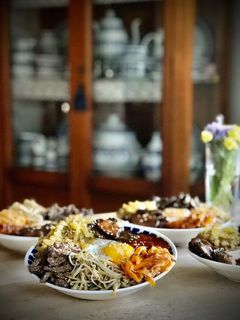 Una foto de Bibimbap con salsa gochujang