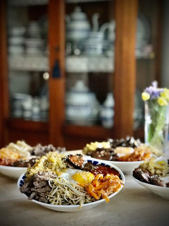 Una foto de Bibimbap con salsa gochujang