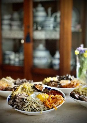 Una foto de Bibimbap con salsa gochujang