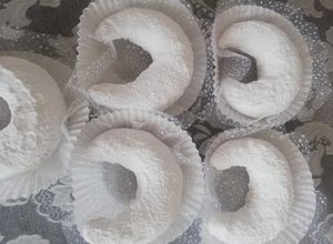 Une photo de Croissant de lune au sucre glace