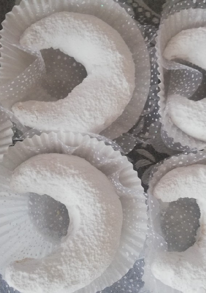 A picture of Sugar-Dusted Crescent Cookies.