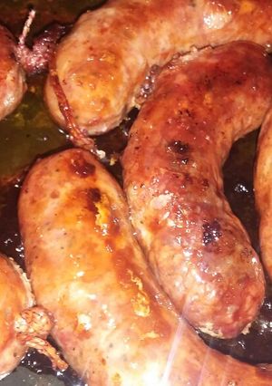 Una foto de Chorizos con guarniciones: papas fritas y ensalada fresca!