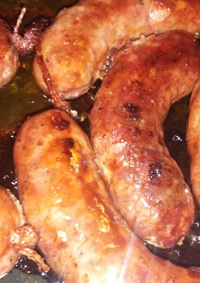 Una foto de Chorizos con guarniciones: papas fritas y ensalada fresca!