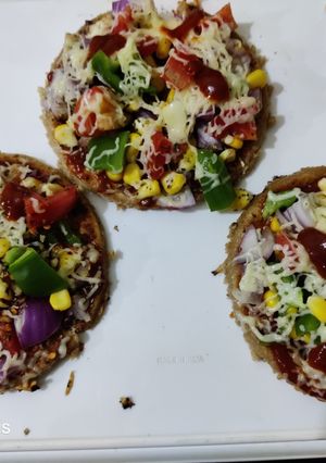 ભાખરી પીઝા (Bhakhri Pizza Recipe In Gujarati) રેસીપી મુખ્ય ફોટો