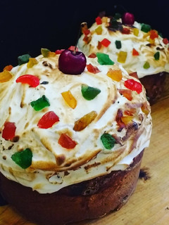 Una foto de Panettone con merengue y frutas confitadas y cereza 🍒