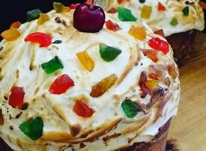 Una foto de Panettone con merengue y frutas confitadas y cereza 🍒