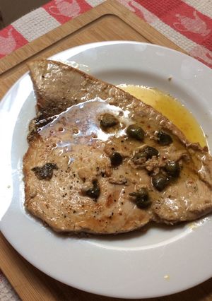 Una foto de Albacora a la mantequilla y alcaparras