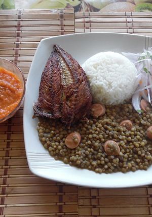 Una foto de Lentejitas con pescado frito | Estilo James Salaz