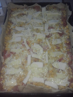 Una foto de Tarta de salchichas, tomate, choclo y queso
