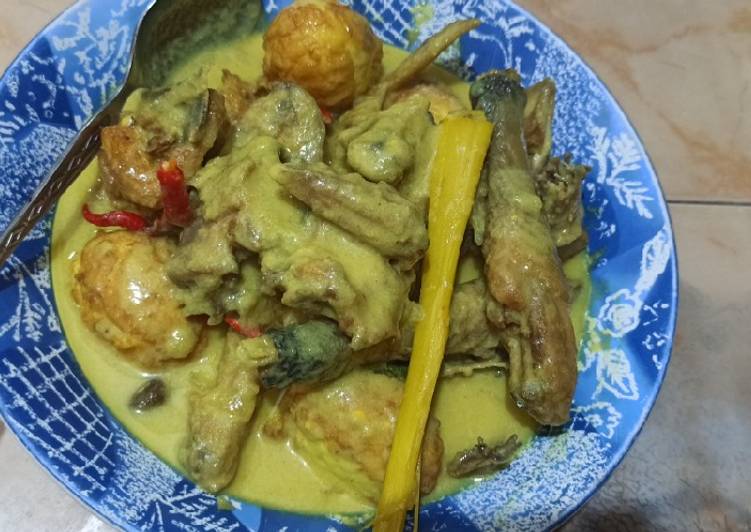 Cara Gampang Menyiapkan 18. Opor ayam telor kuning yang Lezat Sekali